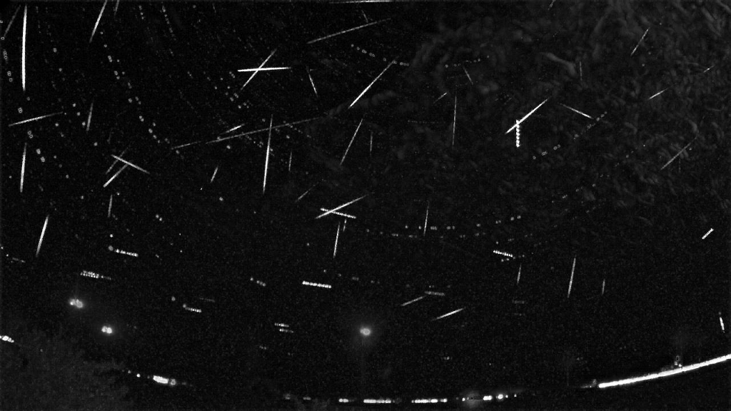 DE000M 20221212 154233 545427 stack 52 meteors