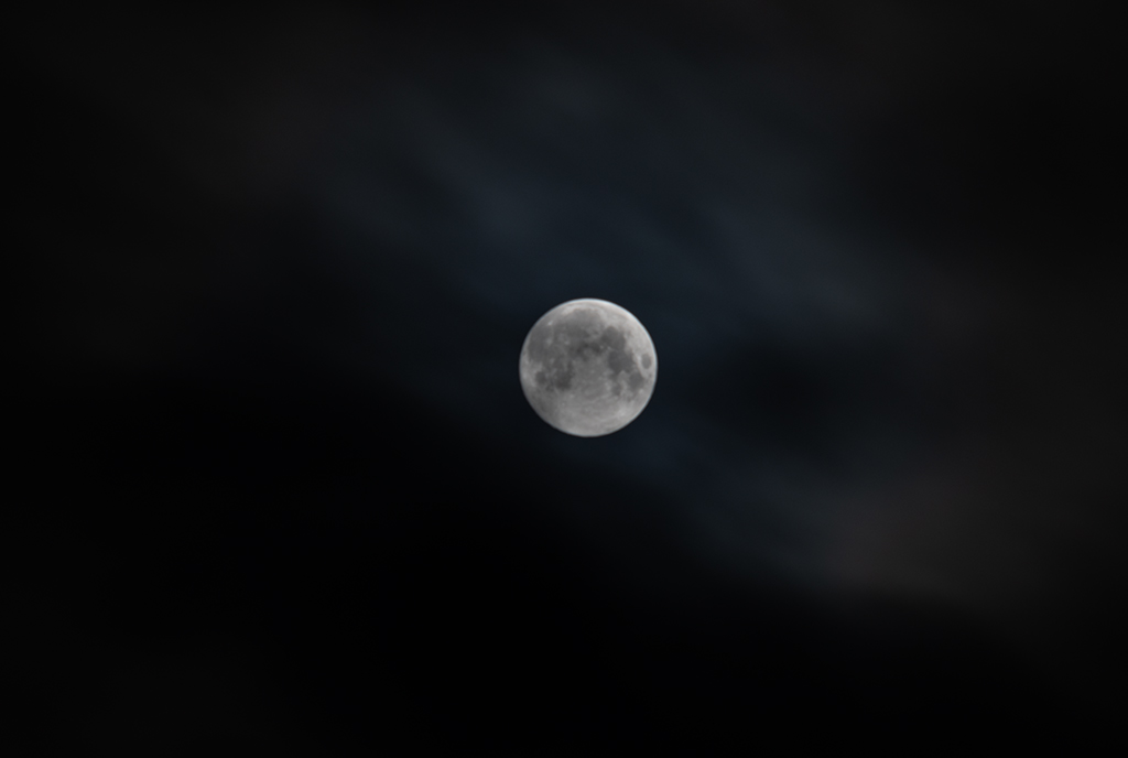 Mond in Wolkenluecke25012024 2